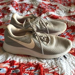 Women’s gray Nike Tanjun running shoes size 9 1/2